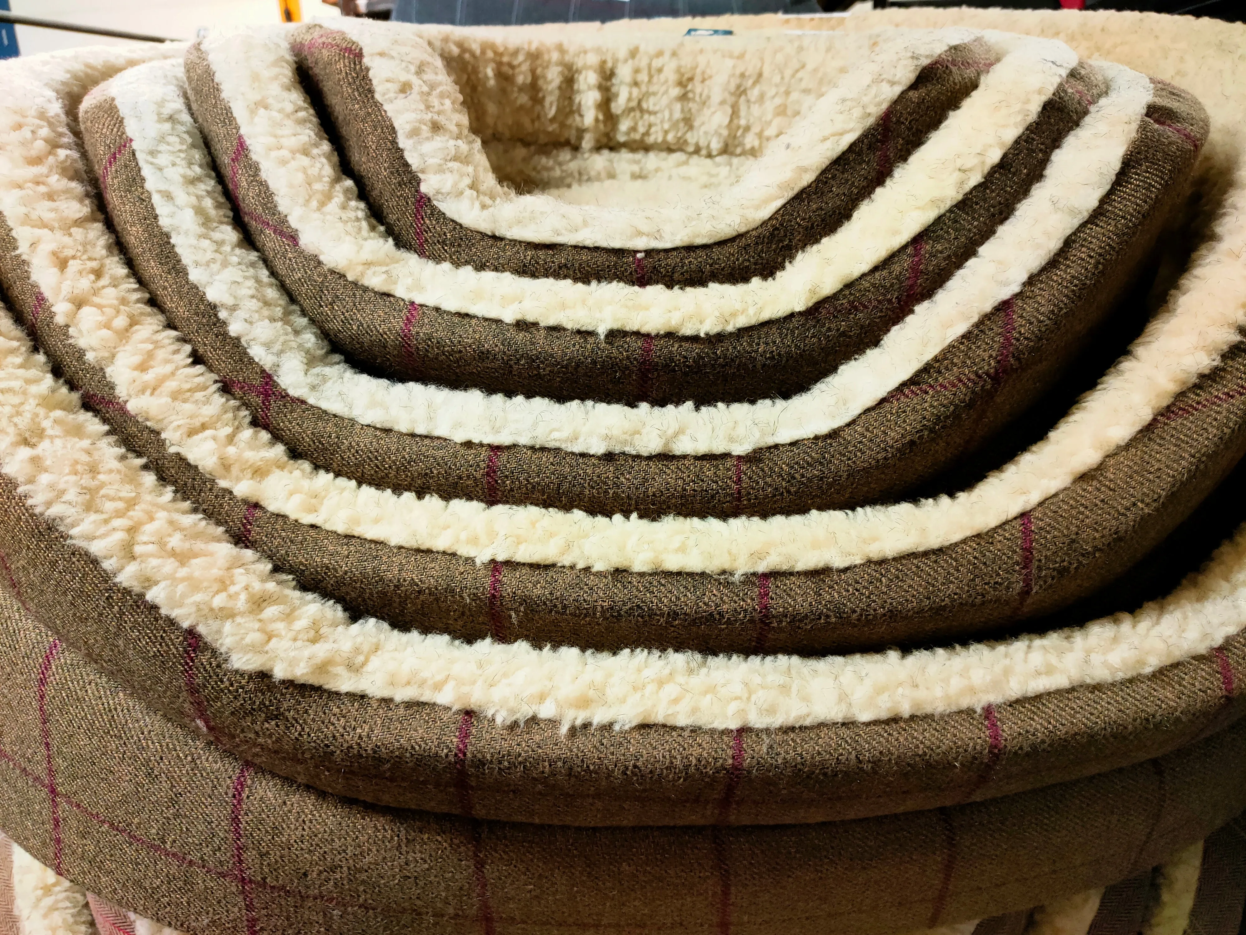 The Eden Collection Round Bed - Berry Plaid
